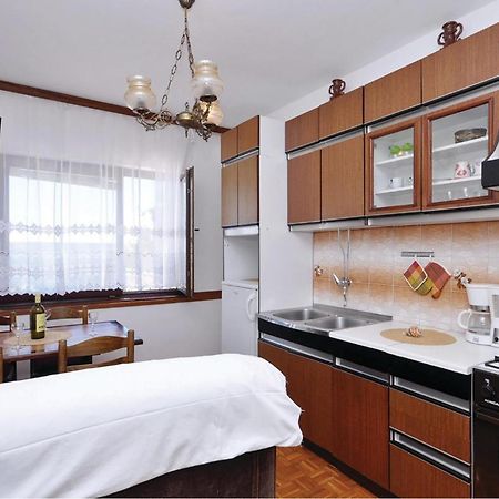 2 Bedroom Lovely Apartment In Starigrad Paklenica Luaran gambar