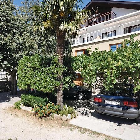 2 Bedroom Lovely Apartment In Starigrad Paklenica Luaran gambar