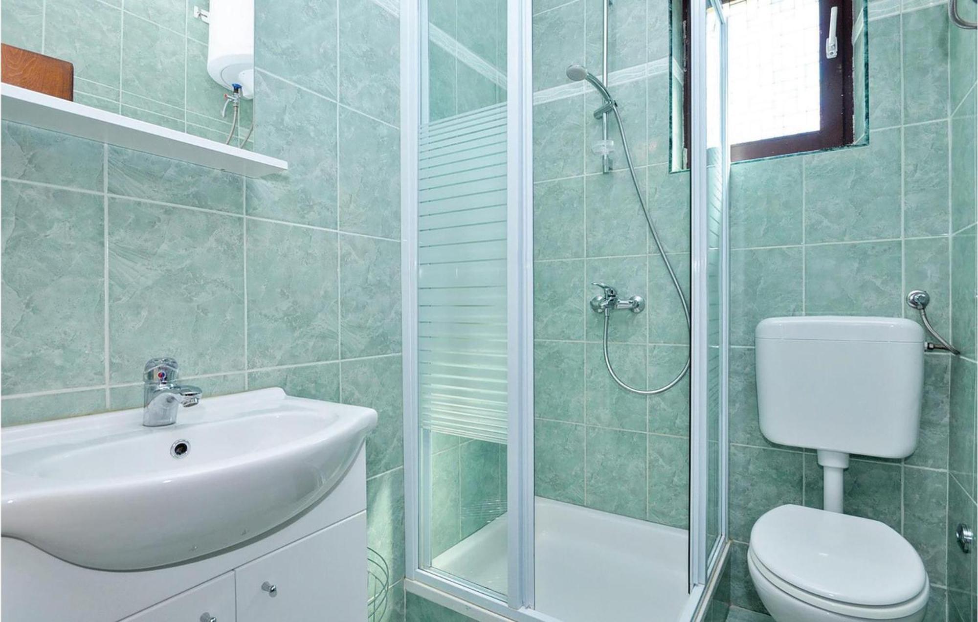 2 Bedroom Lovely Apartment In Starigrad Paklenica Luaran gambar
