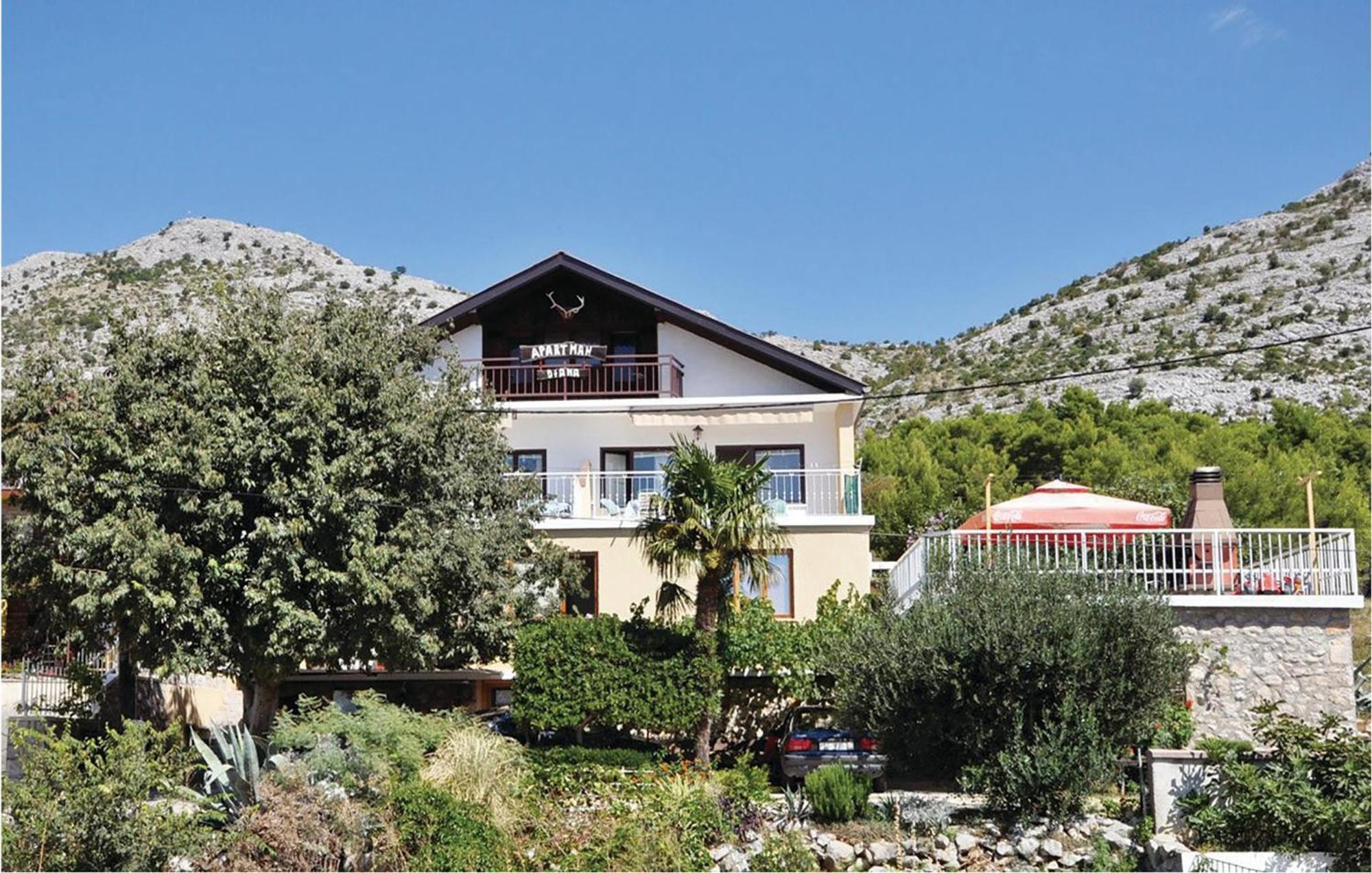 2 Bedroom Lovely Apartment In Starigrad Paklenica Luaran gambar