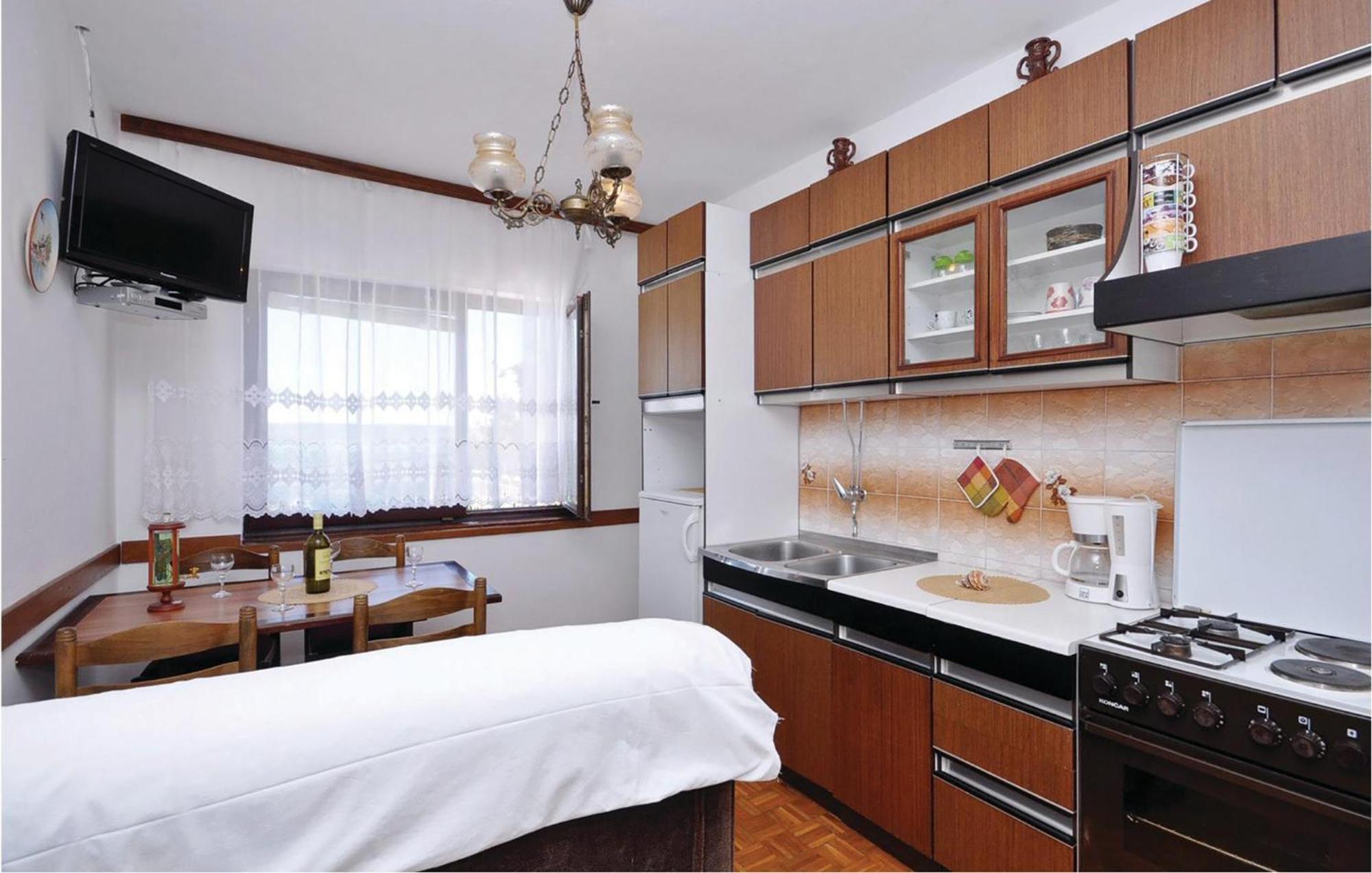 2 Bedroom Lovely Apartment In Starigrad Paklenica Luaran gambar