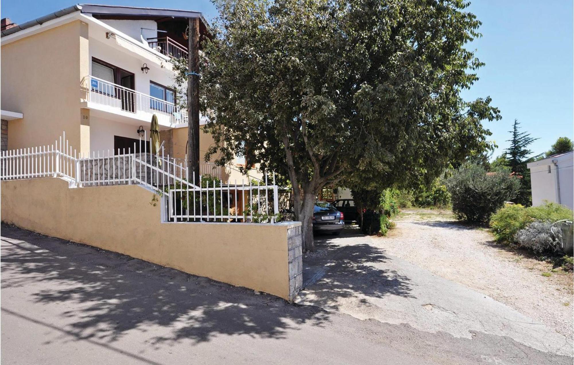 2 Bedroom Lovely Apartment In Starigrad Paklenica Luaran gambar